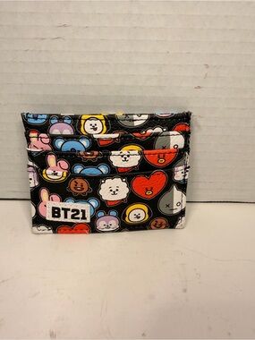 BT21 Character Collage Slim
Faux Leather Card Holder
Wallet